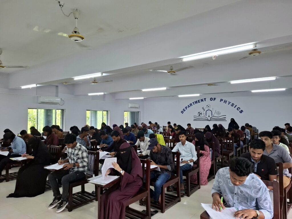 এমসি কলেজে অনার্স প্রথম বর্ষের ভর্তি পরীক্ষা অনুষ্ঠিত