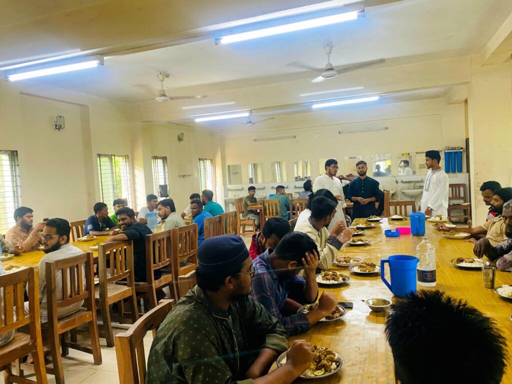 শিক্ষার্থী ও কর্মচারীদের নিয়ে এমসি কলেজ শিবিরের কোরবানি-মধ্যাহ্নভোজ